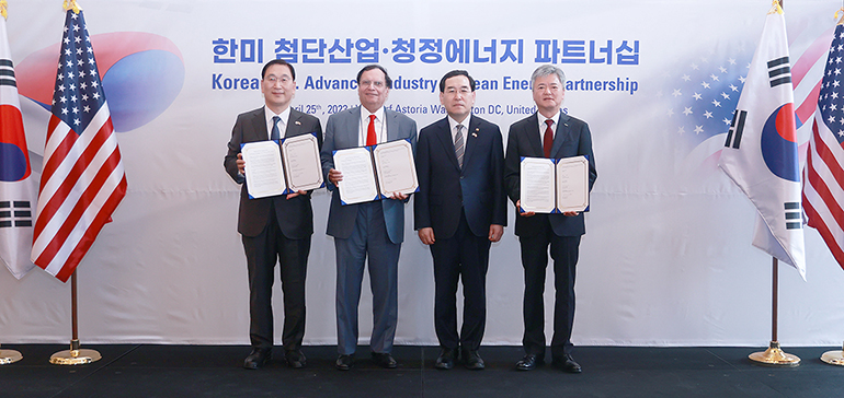 Hyundai E&C, Holtec, and K-SURE sign MOU for SMR support. (From left) Hyundai E&C President Yoon Young-joon, Holtec President and CEO Dr. Kris Singh, Minister of Trade, Industry and Energy Lee Chang-yang, and K-SURE President Lee In-ho pose for a commemorative photo after the MOU signing ceremony for the Korea-U.S. Advanced Industry & Clean Energy Partnership in Washington, D.C., U.S., on April 25th. 